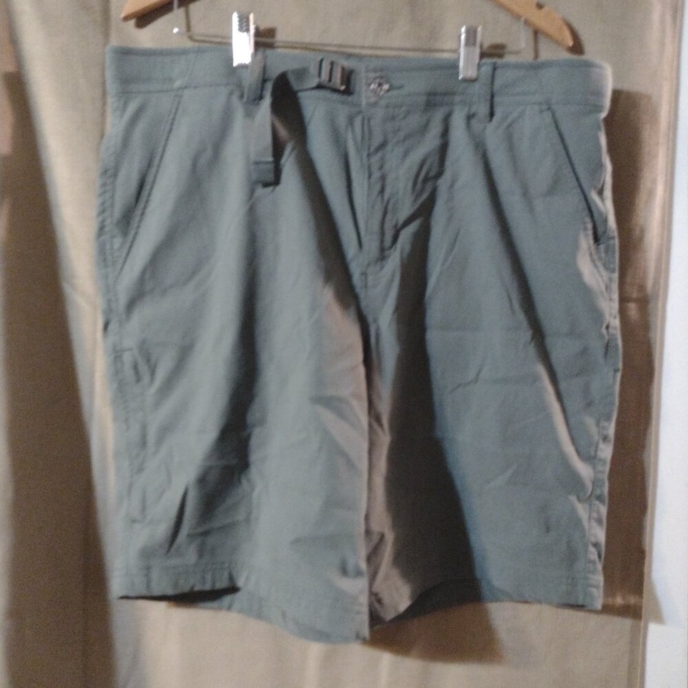 Mens Gerry golf shorts size 38 light green